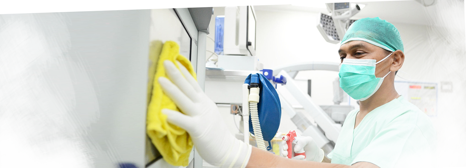 Profissional higienizando ambiente hospitalar